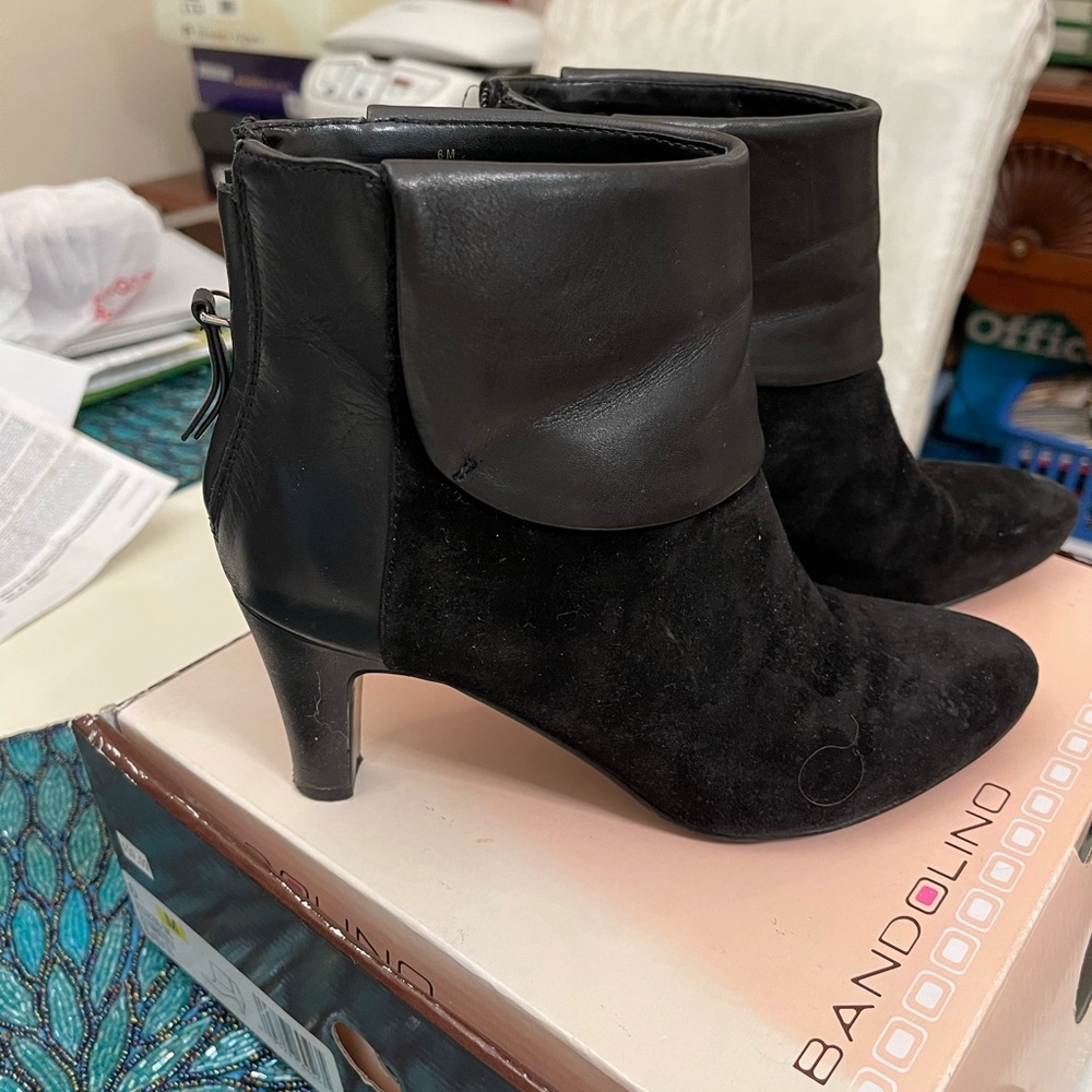 Bandolino black leather size 6 booties